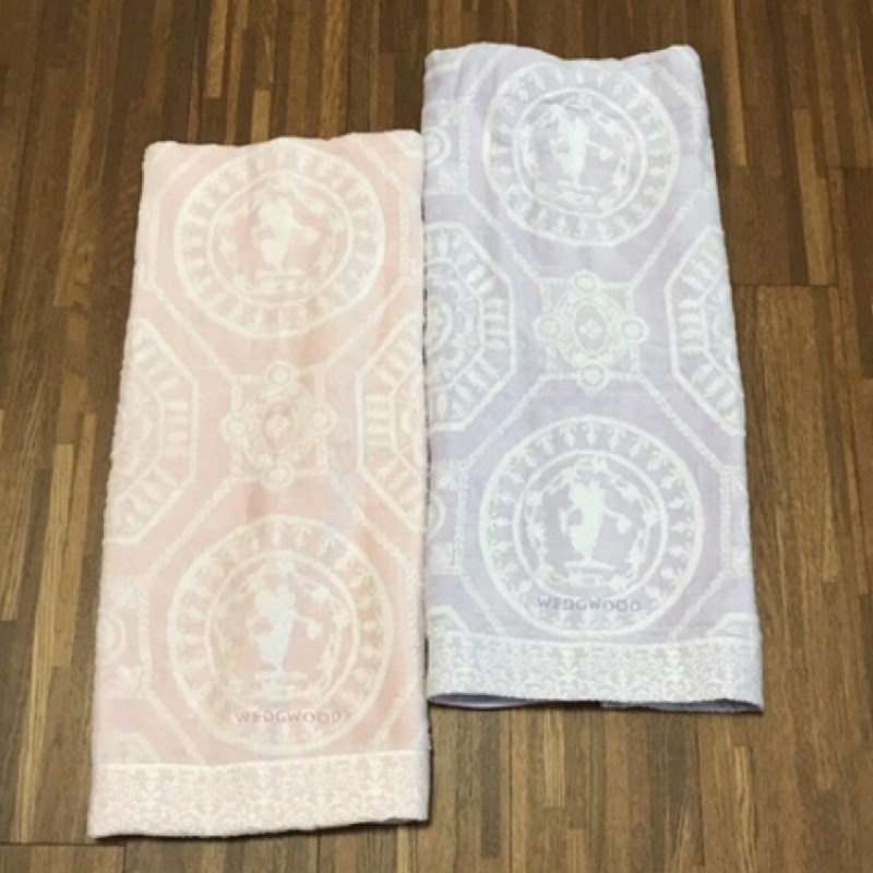 日本WEDGWOOD 《圖騰》色織浮雕浴巾。長寬約60x120。中厚。手感柔軟舒適。純棉吸水。沐浴擦拭推薦尺寸。