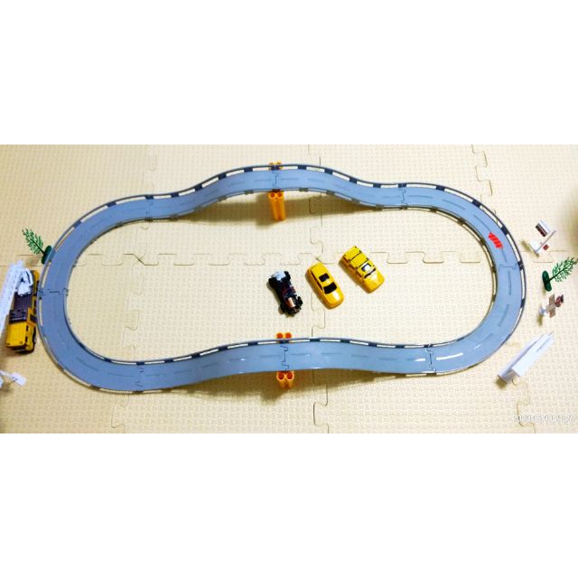 「二手玩具出清」汽車軌道組，多款汽車可替換，