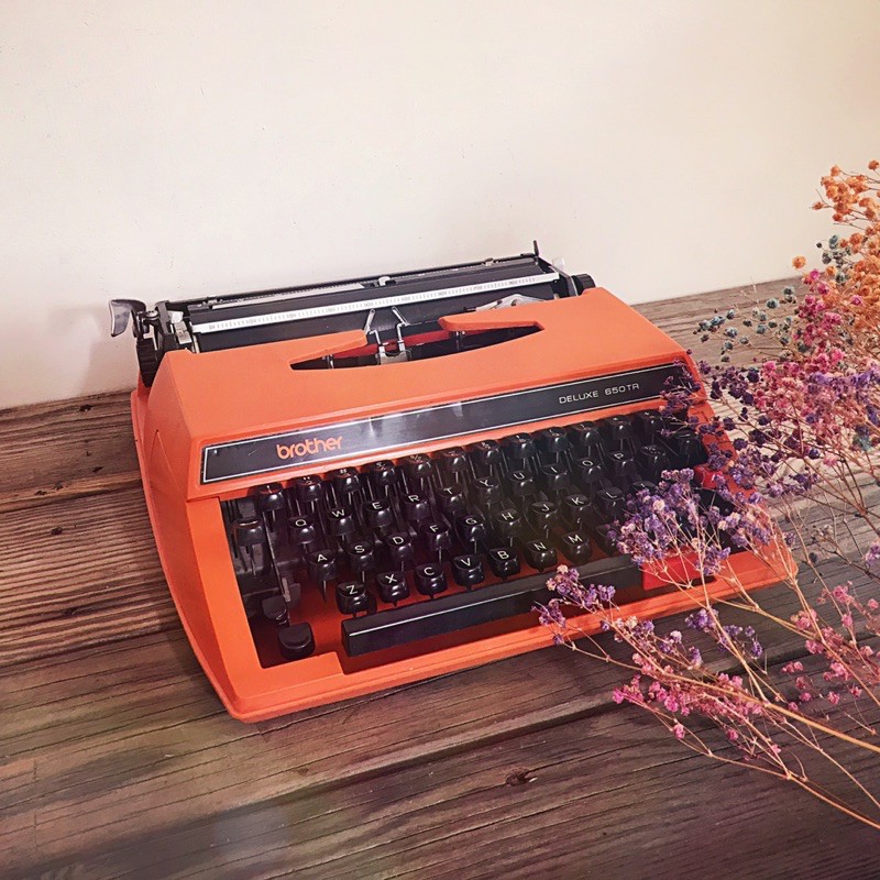 已讓藏～早期 日本製 brother 兄弟牌 橙色 機械式 打字機 普普風 老件收藏 陳列古道具