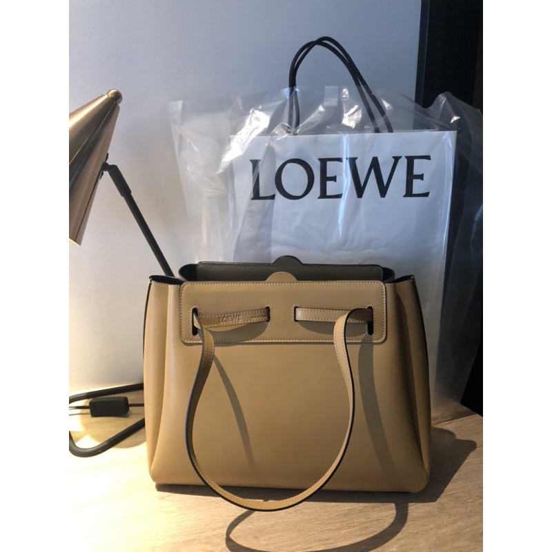 德國電商購入 附購證九成新loewe Lazo淺奶茶手提包肩背 包包底部35cm 17cm 蝦皮購物