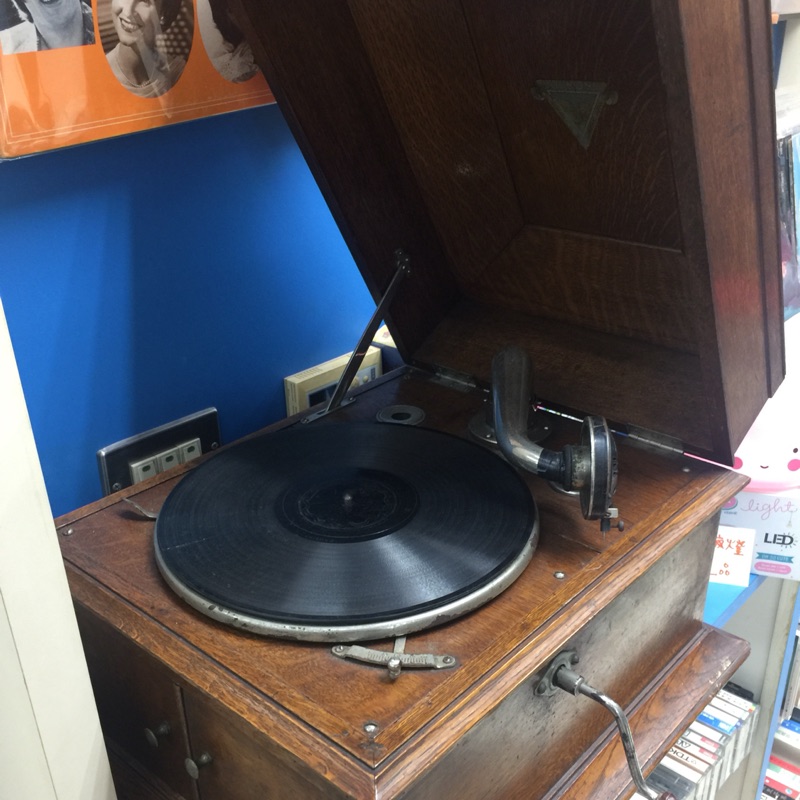 古董唱盤機，父親的收藏品，功能正常，轉盤可動音樂可撥。