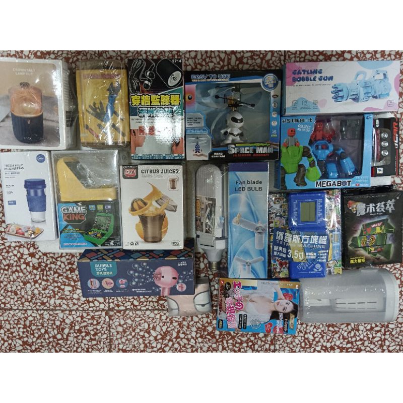 娃娃機商品--鹽燈、鮮飲榨汁杯、工具包、監聽器、泡泡槍、感應飛行器玩具、LED燈、魔術方塊玩具、玩具、雜物，整圖賣。