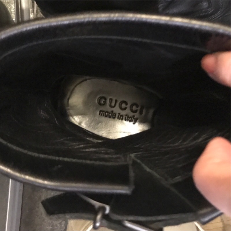 二手正品 買到賺到～義大利 Gucci 男鞋 男靴 短靴 39號（鞋底量29公分長），鞋內側有掉一個扣子。