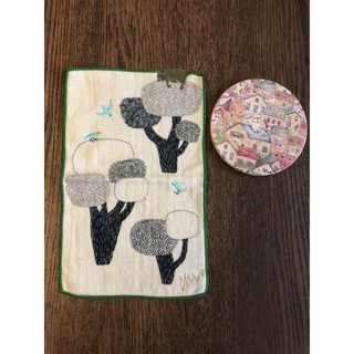 【Fashion Guide】日本🇯🇵 插畫家 morita MiW 楠橋紋織 刺繡插畫 樹熊 手帕 / 小方巾