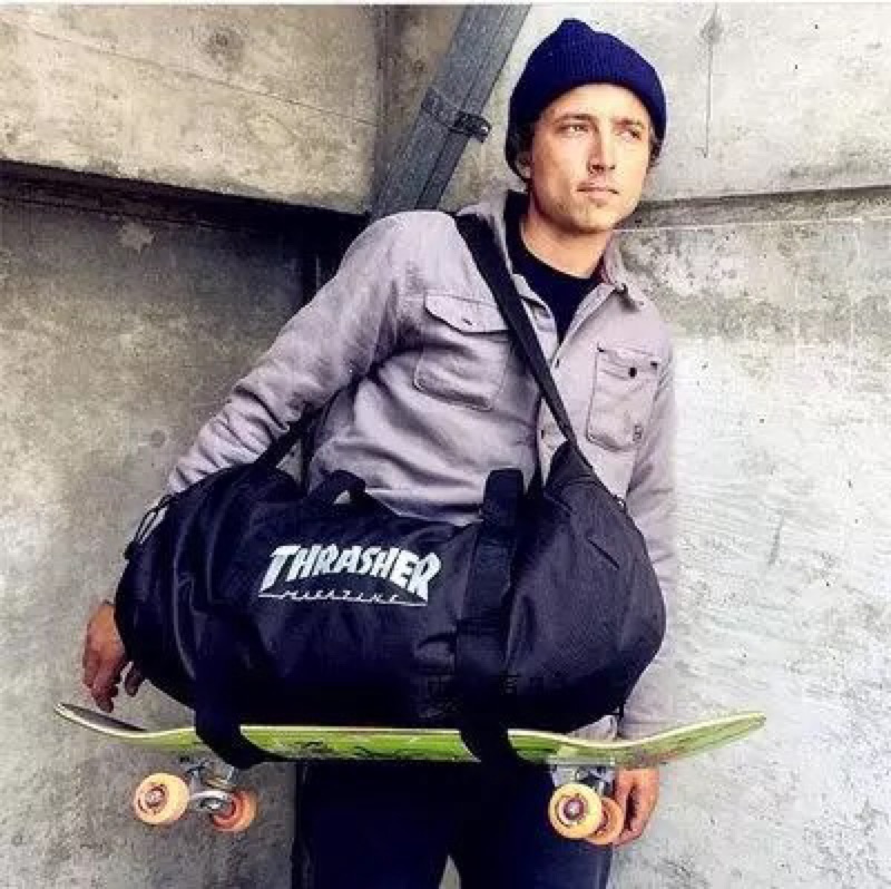 美國滑板品牌🇺🇸Thrasher bag 黑 旅行包 大容量 潮流 滑板 字母 經典 圓筒包 側背包