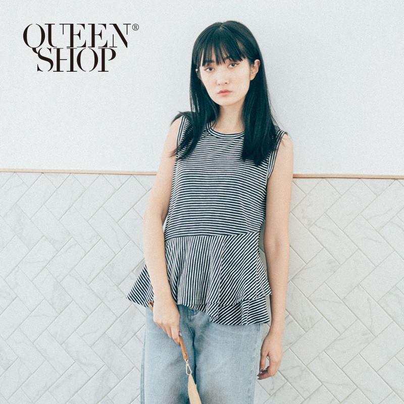 QUEENSHOP【01150057 】橫條紋荷葉下擺造型短版上衣＊預購＊