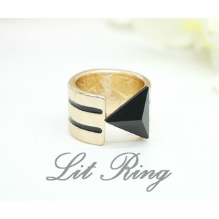 【Lit Ring】個性黑色三角條紋戒指。金色 幾何 黑色立體三角形 玻璃水鑽 黑色雙條紋 線條 寬版 寬面 戒指 飾品