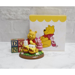 🌸Dona代購🌸現貨不必等 日本迪士尼store限定 小熊維尼小豬吃蜂蜜 公仔/擺飾/萬年曆/桌曆 A01