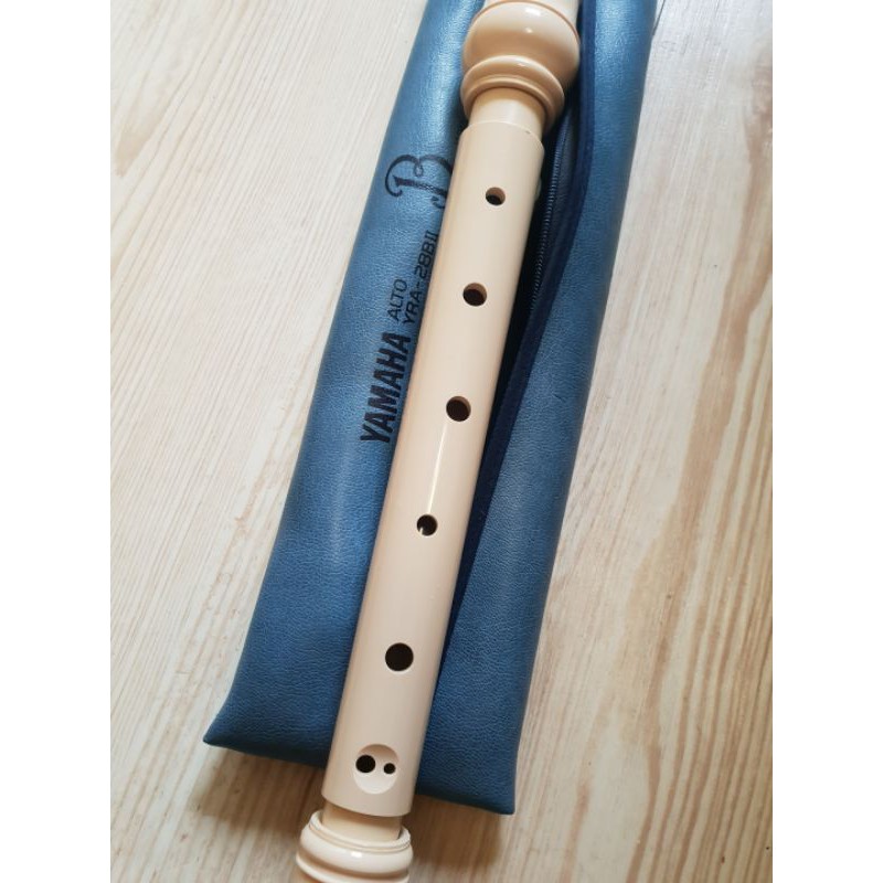 yamaha中音直笛網原價近2000多，日本品牌，米白色，音色柔美質感佳，國中學生必備樂器，幾乎全新唯此一個