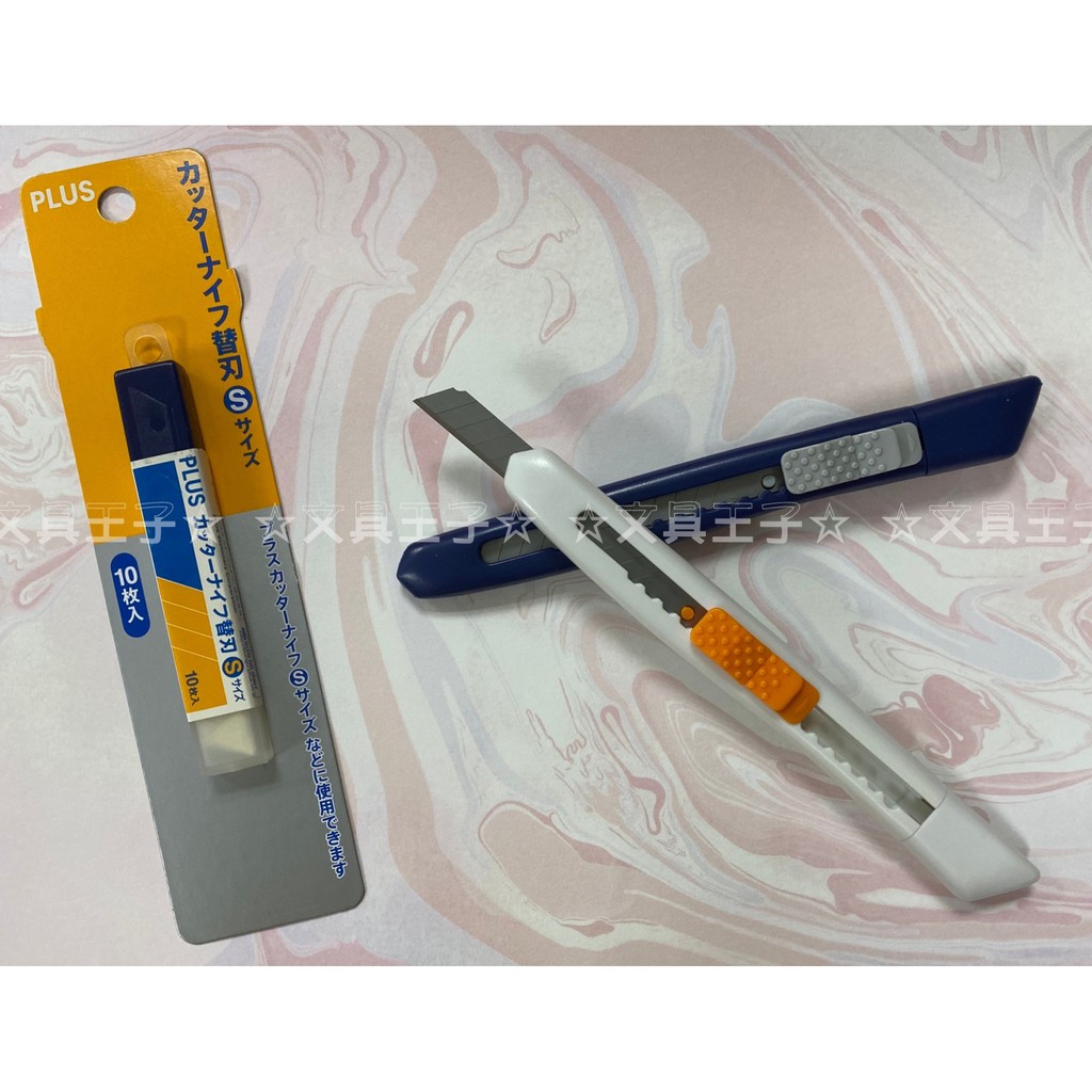 PLUS 美工刀.事務美工刀.工藝刀(小)(藍.白)(附廢棄盒.刀片)CU-001N