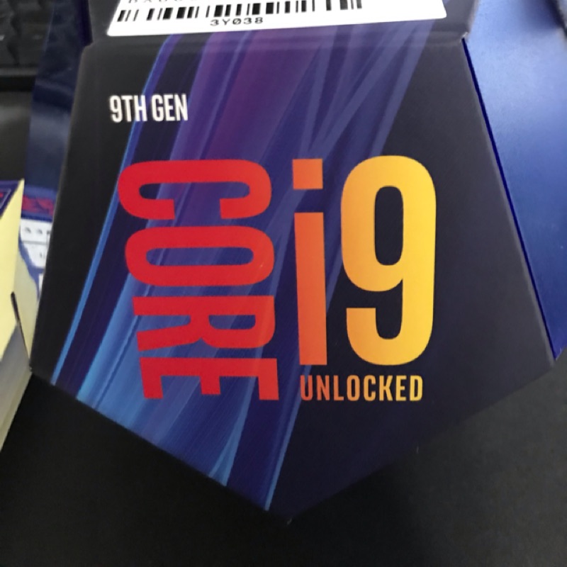 Intel i9-9900k 水晶塑膠外盒（無內容物）