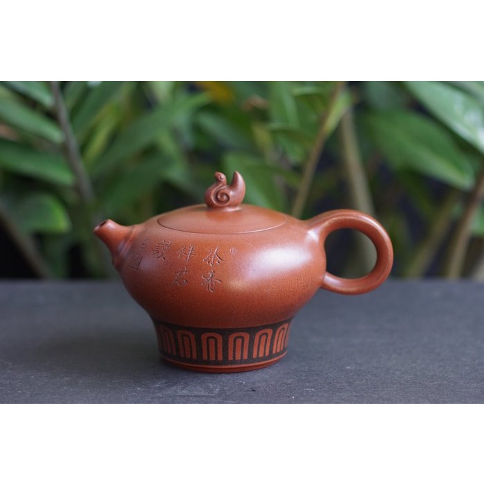 中国古美術・原鉱紫泥喜上眉梢紫砂壺・底款：汪寅仙・紫砂壺・急須・茶壺・茶道具 中国古美術・原鉱紫泥喜上眉梢紫砂壺・底款：汪寅仙・紫砂壺