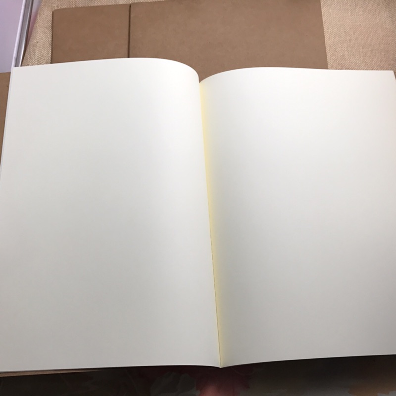 空白筆記本  牛皮封面 20張40頁  心智地圖素描  210*285mm  a4寬但高不夠 自己比劃