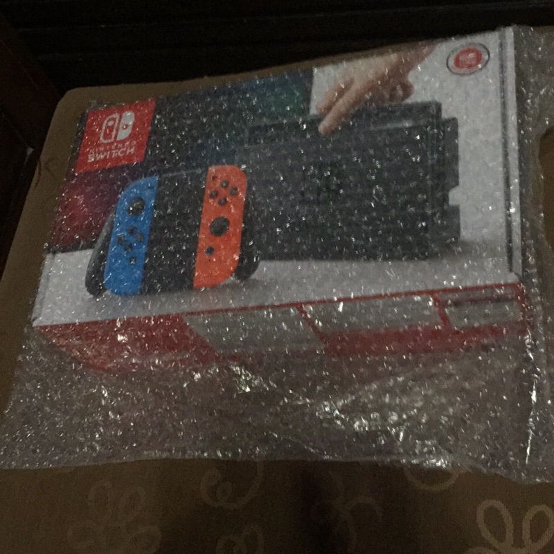 全新未拆封，任天堂switch 掌上型遊戲機加兩遊戲片。買到賺到，過年在家全家一起娛樂，增進親子互動關係。