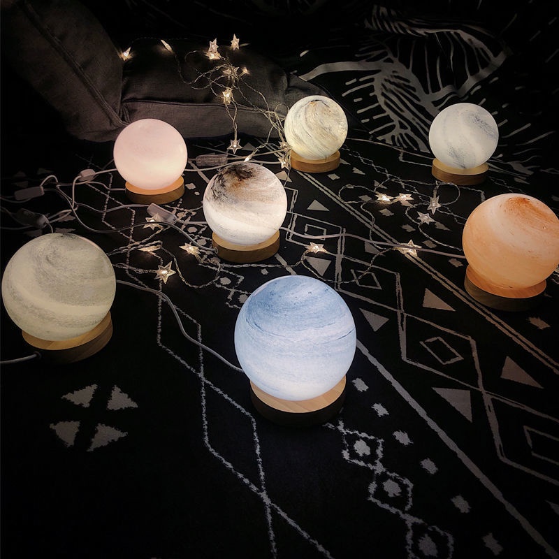 特價/免運/宇宙小行星流浪星球燈創意禮品球形玻璃木底星空月球燈臥室床頭燈