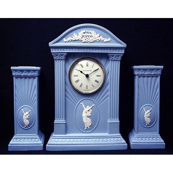 【拾年之路】 英國製Wedgwood淺藍色碧玉浮雕三件式石英鐘&amp;燭台(大型)(免運)