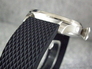 高質感18mm大菱格紋路,不鏽鋼製單折安全扣矽膠錶帶