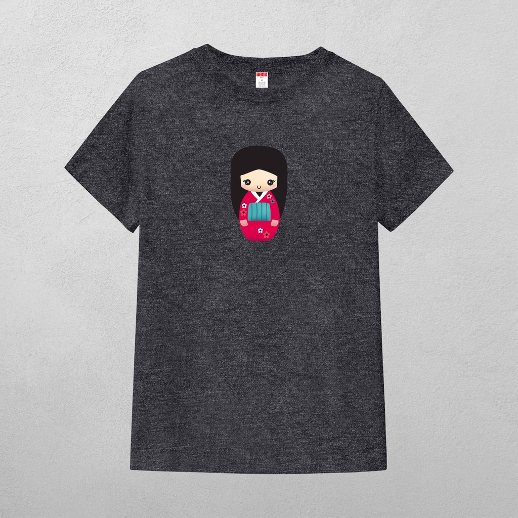 T365 日本 JAPAN 日本娃娃 kokeshi doll 女兒節 人形 人偶 木偶 和服  設計 T恤 短袖 短T