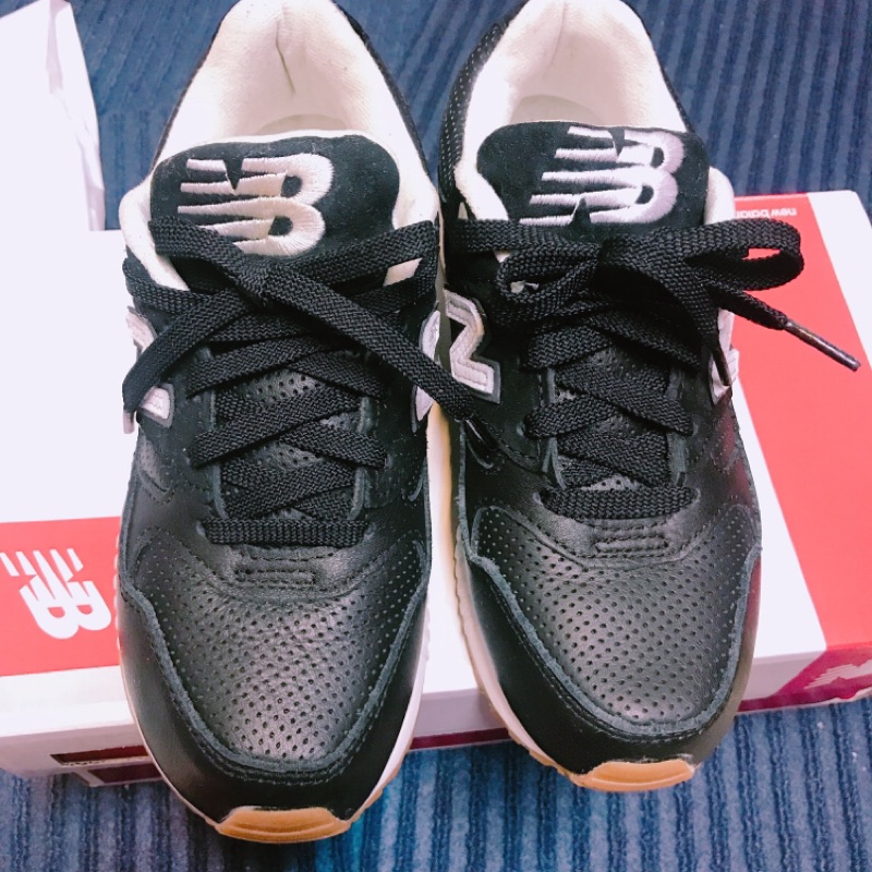 New Balance 黑色運動鞋#530