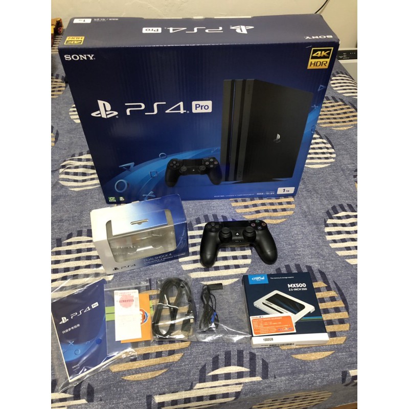 PS4 pro 1TB 盒裝完整 送直立架 外出防撞包   跑車浪漫旅遊戲1片 附購買證明發票