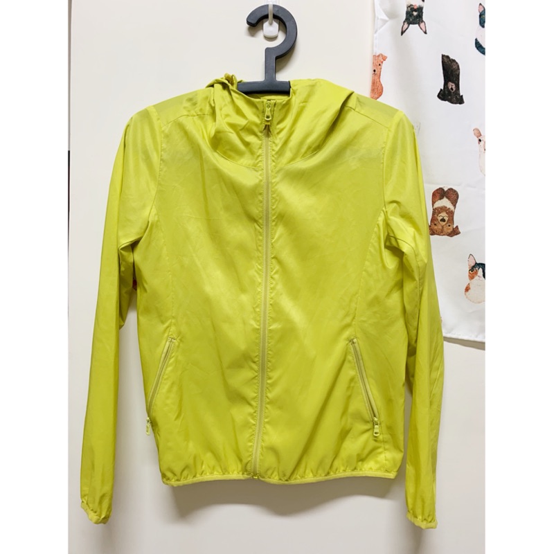 Uniqlo 螢光黃綠輕巧防曬薄外套