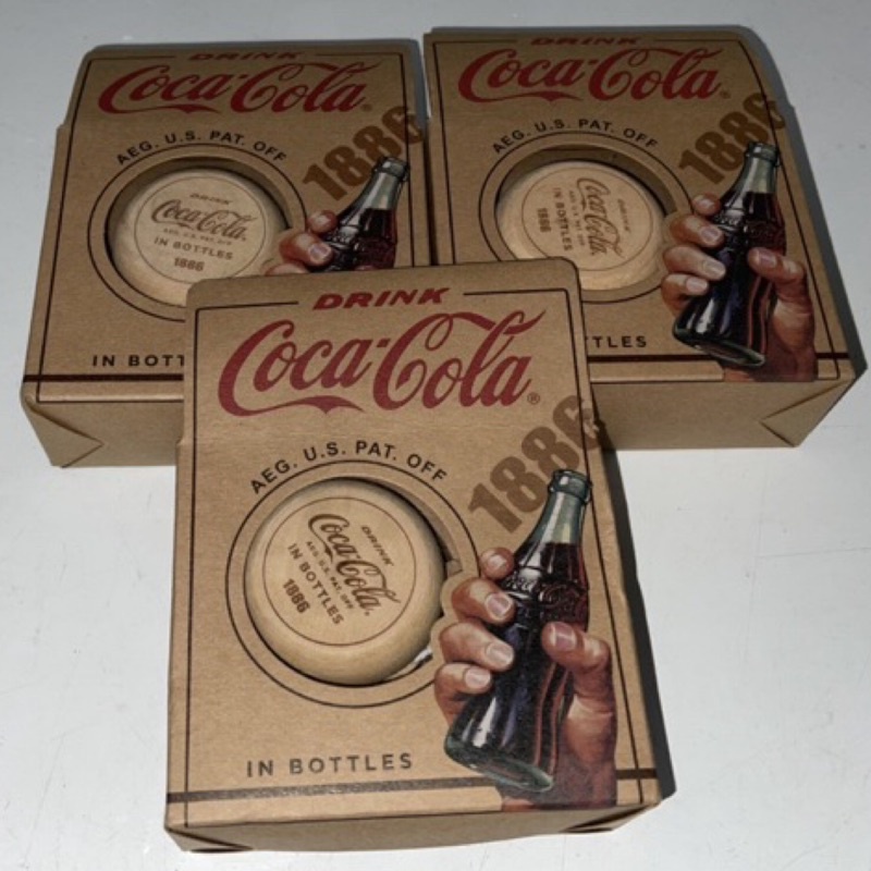 全新可口可樂Coca-Cola限量收藏版荷木復古溜溜球；4.8×2.8公分