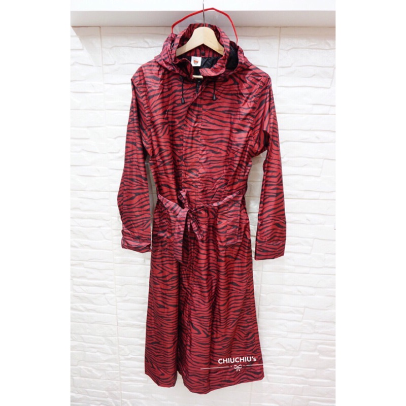 CHIUCHIU's愛美傘 日本超輕量防水透氣綁帶風衣式雨衣 風雨衣 輕便雨衣 #紅色斑馬🦓