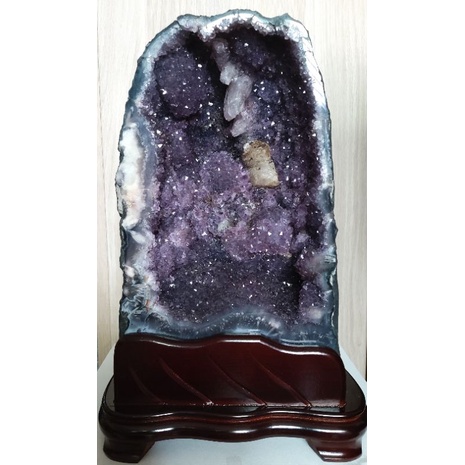 烏拉圭異象紫晶洞、紫水晶洞，洞深6公分，淨重12.3公斤，有骨幹水晶、方解石及球花，附贈訂製底座