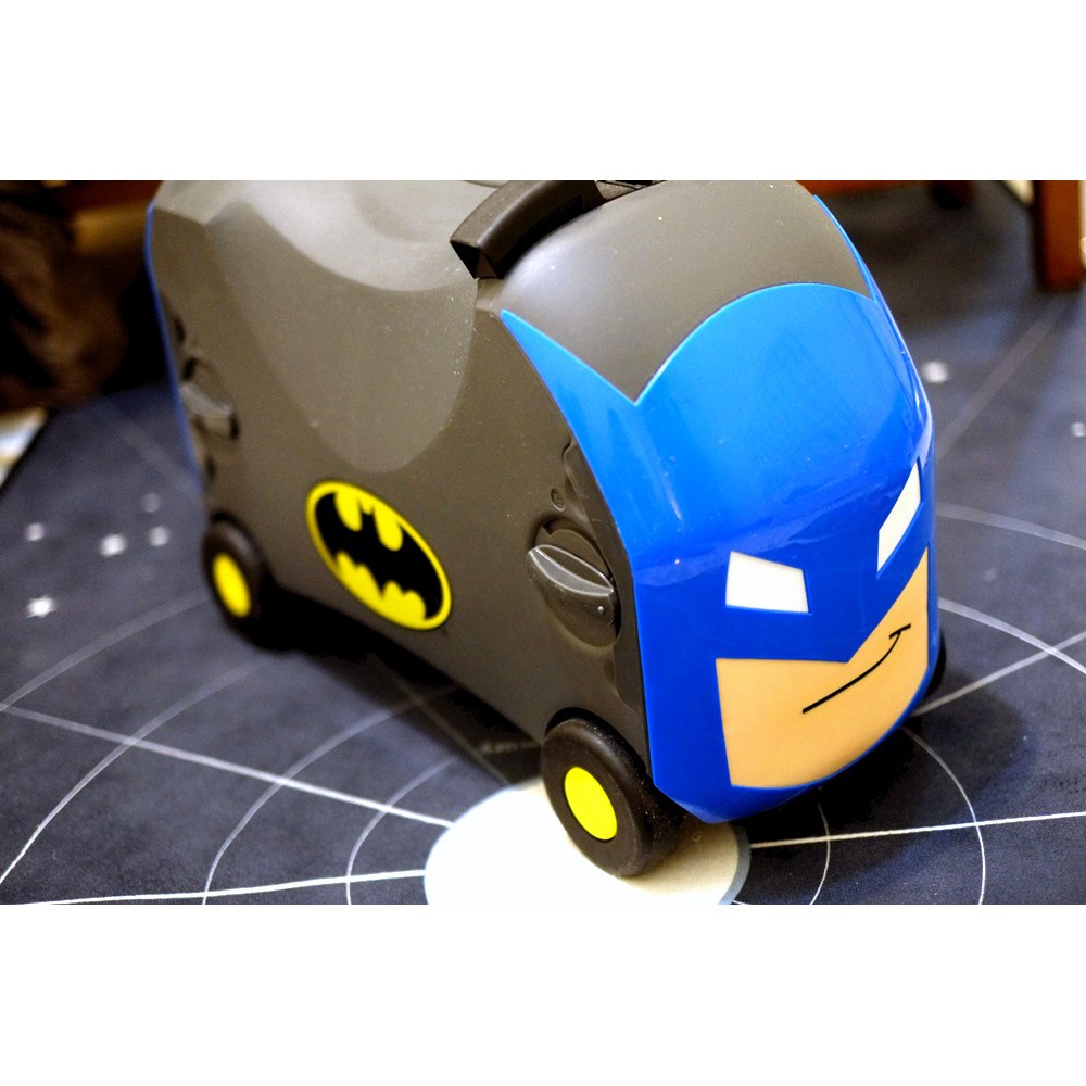 [popolo]~美國 VRUM卡通造型兒童行李箱可乘式遊戲車蝙蝠俠造型款帥氣蝙蝠車出國旅遊必備