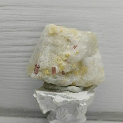 緬甸紅尖晶石共生水晶有螢光效應 原石 原礦 57g