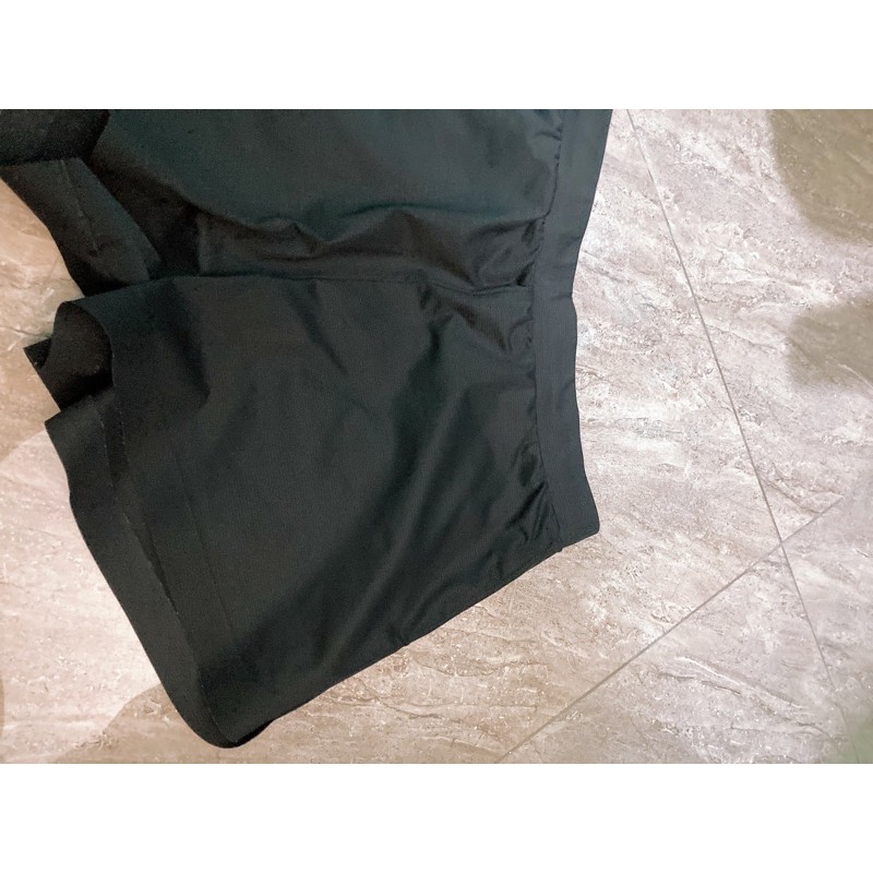 （全新正品）Uniqlo 黑色拉鍊口袋運動短褲