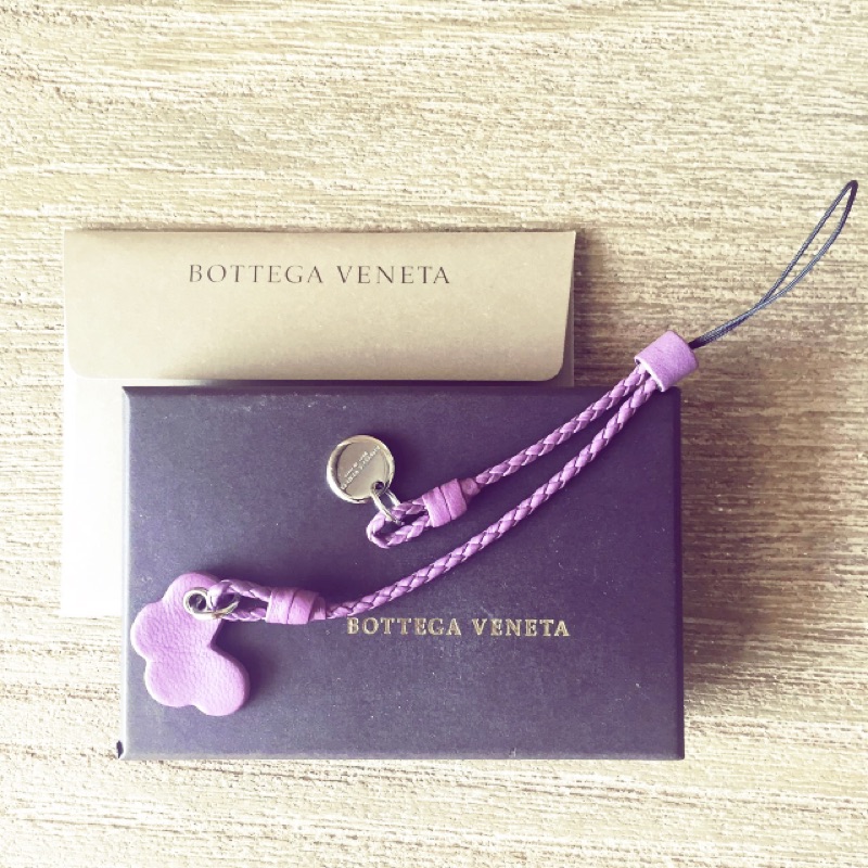 全新正品 Bottega Veneta 經典bv編織紫色蝴蝶小羊皮 手機 相機 吊繩 吊飾