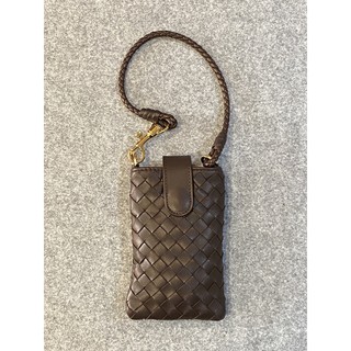 BOTTEGA VENETA 咖啡色 編織小羊皮 扣帶手機袋