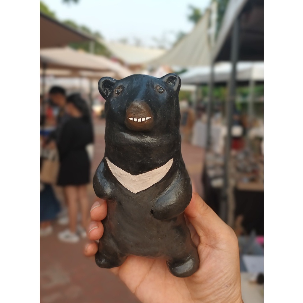 台灣黑熊擺飾收藏🧸原創設計手工製作非模型，獨一無二耐看永久收藏紀念。  🐈為室內營造逗趣幸福溫馨的氛圍。