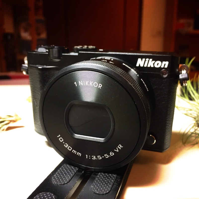 Nikon 1 J5 附上 10-30mm kit 鏡頭 3顆電池 32GB記憶卡 全黑