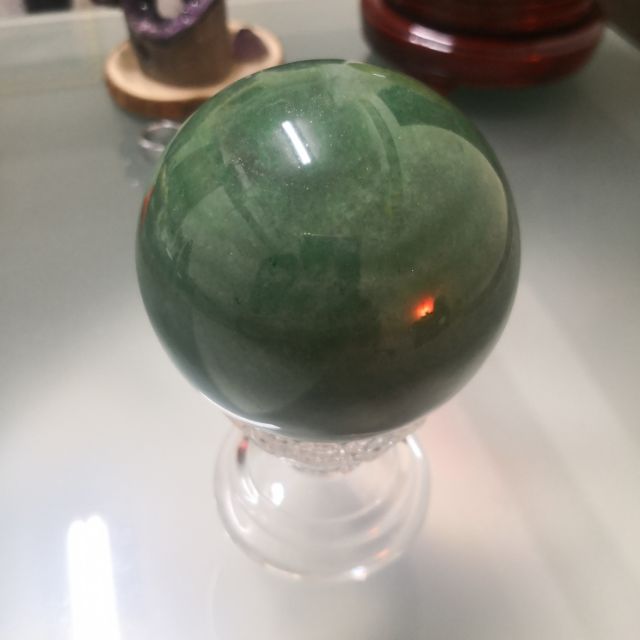 天然東菱玉球，直徑約7.8cm, 含座重733g。水晶球。