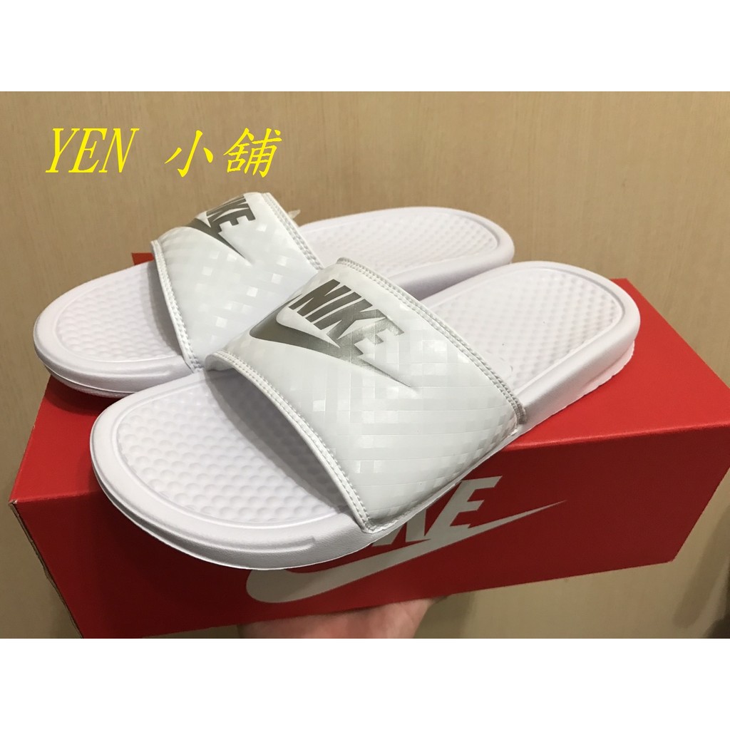 《YEN小舖》WMNS NIKE BENASSI JDI 白色銀勾  鑽石菱格紋 運動拖鞋 343881-102