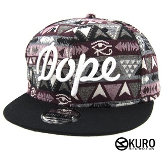 KURO-SHOP潮流新風格-棗紅色民俗風花紋 黑色帽沿 DOPE 電繡 棒球帽 板帽