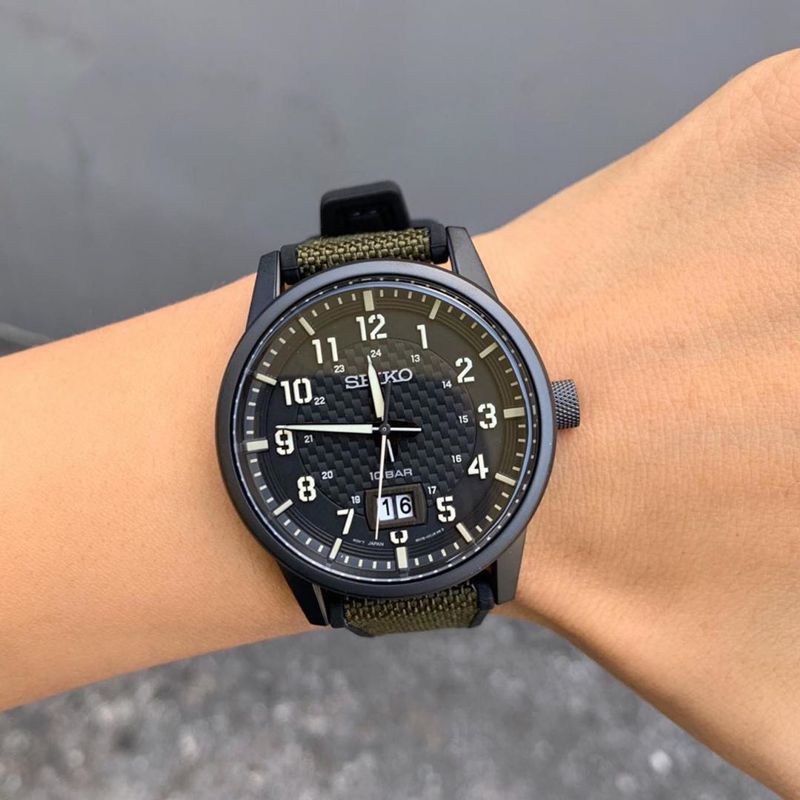 SEIKO WATCH 精工黑離子鋼殼碳纖維設計面箱型鏡面軍綠尼龍橡膠錶帶石英腕錶型號：SUR325P1【神梭鐘錶】 | 蝦皮購物