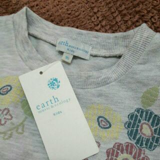 全新 日本帶回earth music&ecology kids 寶寶長袖上衣 過年新衣 圓領上衣 男童上衣女童上衣 花朵