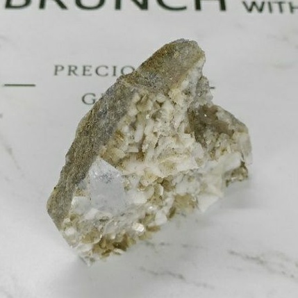四川雪寶頂海藍寶共生水晶長石雲母片底板是石英岩 原石 原礦 103g