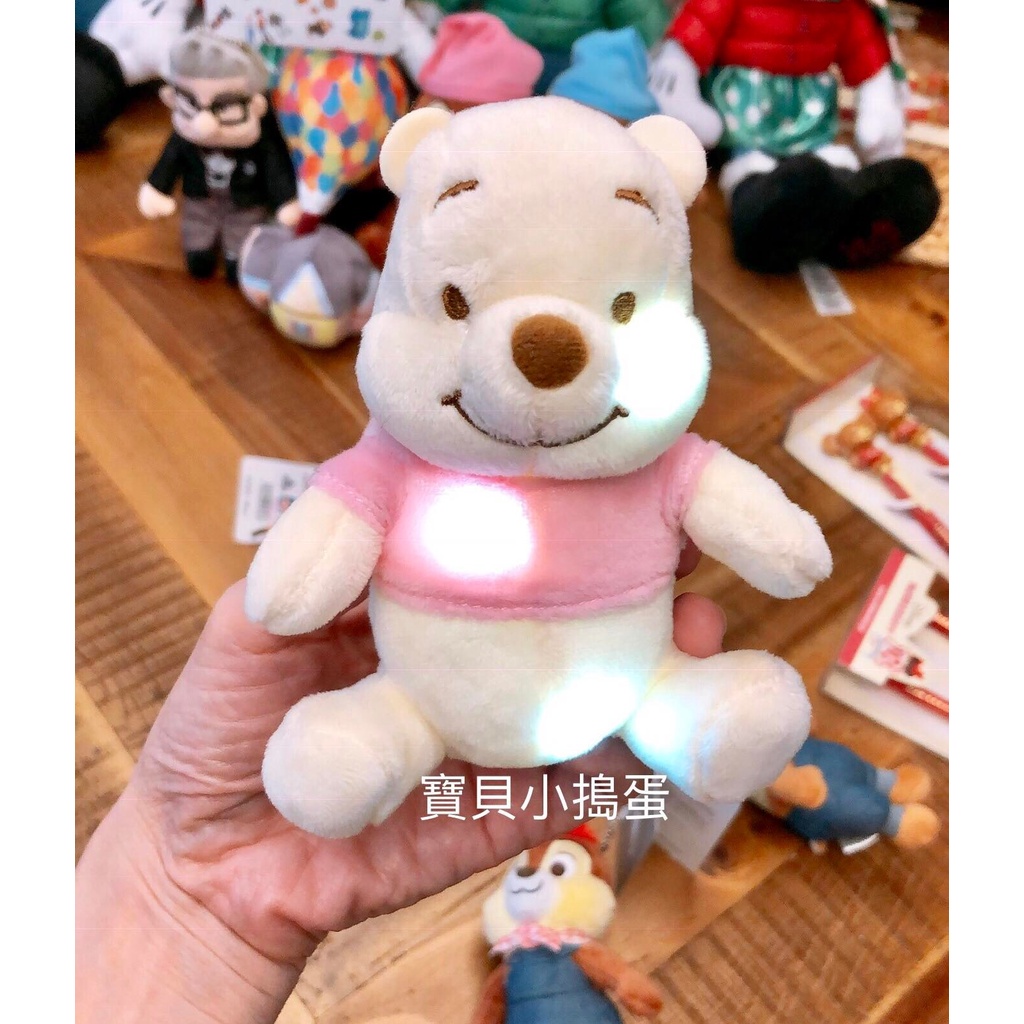 ❤️日本空運迪士尼商店 發光維尼 LED 發光娃娃 吊飾 小熊維尼 熊抱哥 史迪奇 鑰匙圈 娃娃 珠鏈吊飾 包包掛飾
