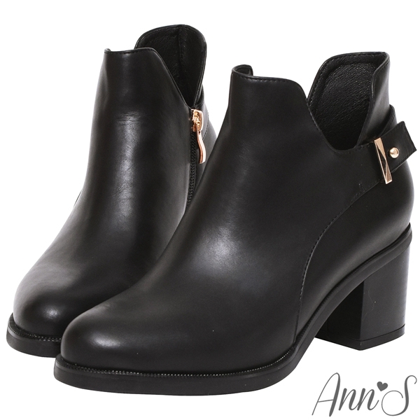 Ann’S摩登計畫-造型金扣帶側挖空V型超顯瘦粗跟短靴-黑