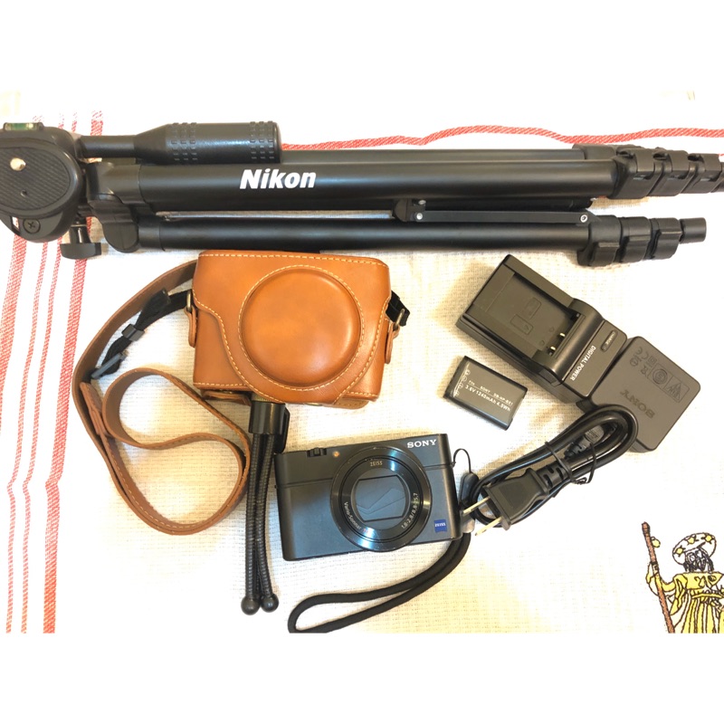 Sony RX100M3相機（附相機包、Nikon 大腳架、小腳架、sony原廠充電線、電池*2、電池充電器）