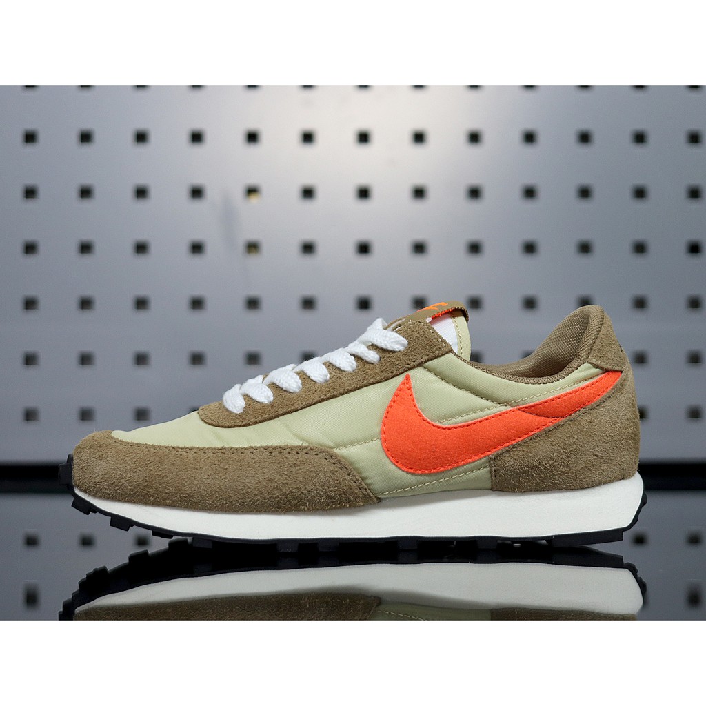 nike internationalist vegas gold