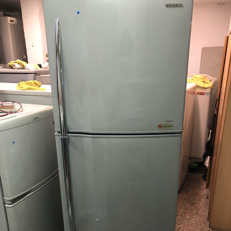 建源中古電器，廈門街89號，東芝中型雙門冰箱，外觀漂亮.功能一切正常.手機0923-899-855