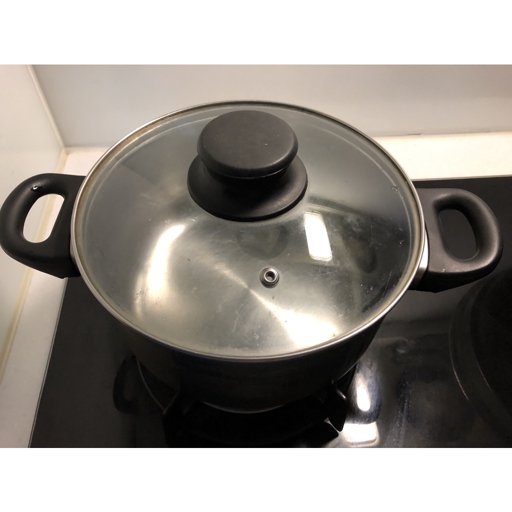不鏽鋼湯鍋, 附鍋蓋, 二手, 耳朵有燒壞一點, 仍堅固耐勞, Stainless steel pot used