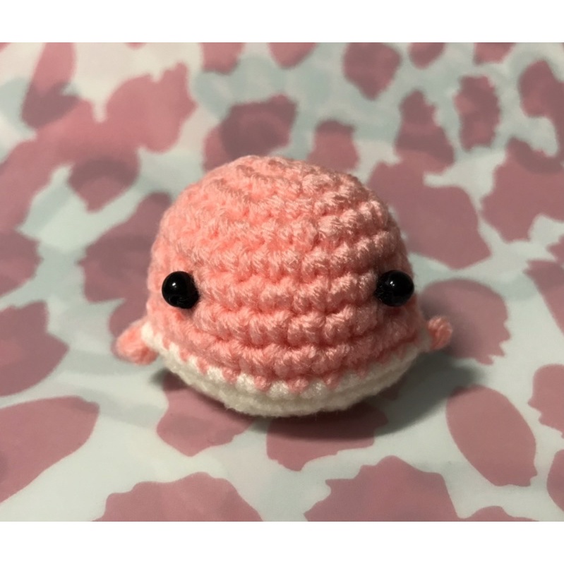 毛線娃娃 鯨魚寶寶 粉紅/白 （長5cm 寬4.5cm 高3cm)