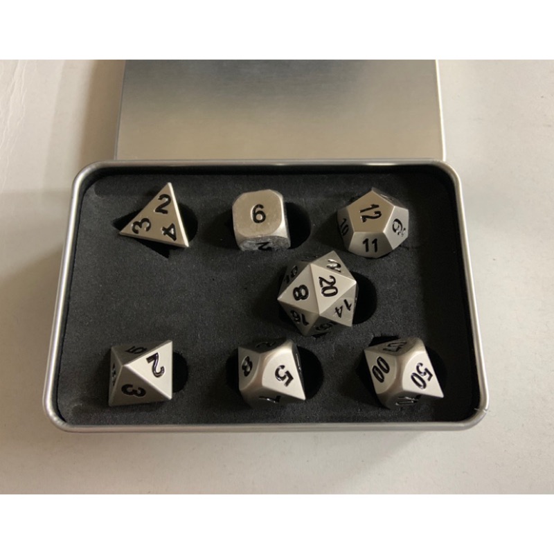 《67》骰子 金屬銀色黑字骰子《1組7顆》+收納盒 適用 桌遊 紙牌 教學