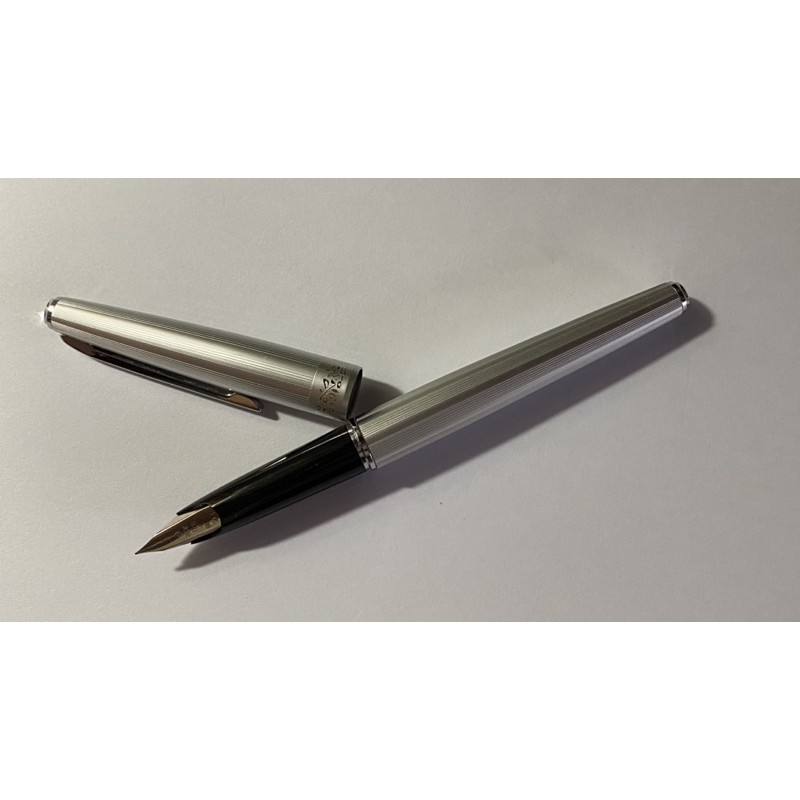 未上墨日本製platinum 白金牌鋼筆18k Wg白金細字大筆尖鋼筆全鋁筆蓋筆桿筆蓋花紋裝飾整支筆很漂亮很新
